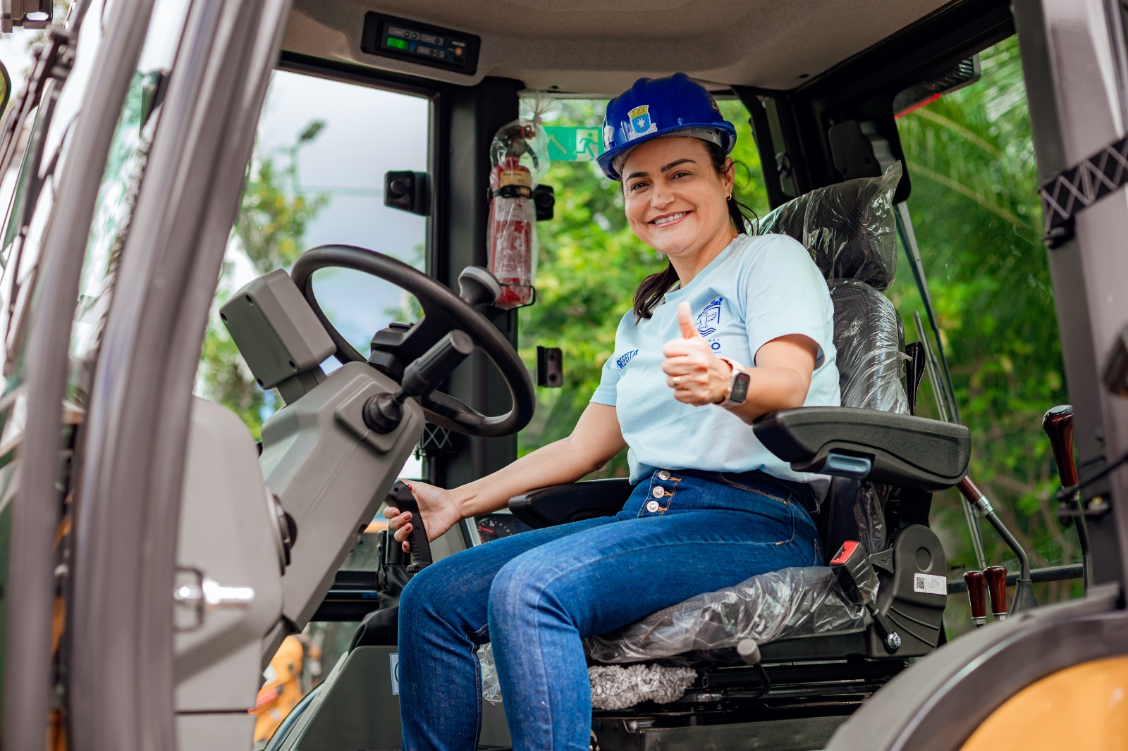*Nova máquina retroescavadeira reforça serviços de infraestrutura da Prefeitura de Lauro de Freitas*
