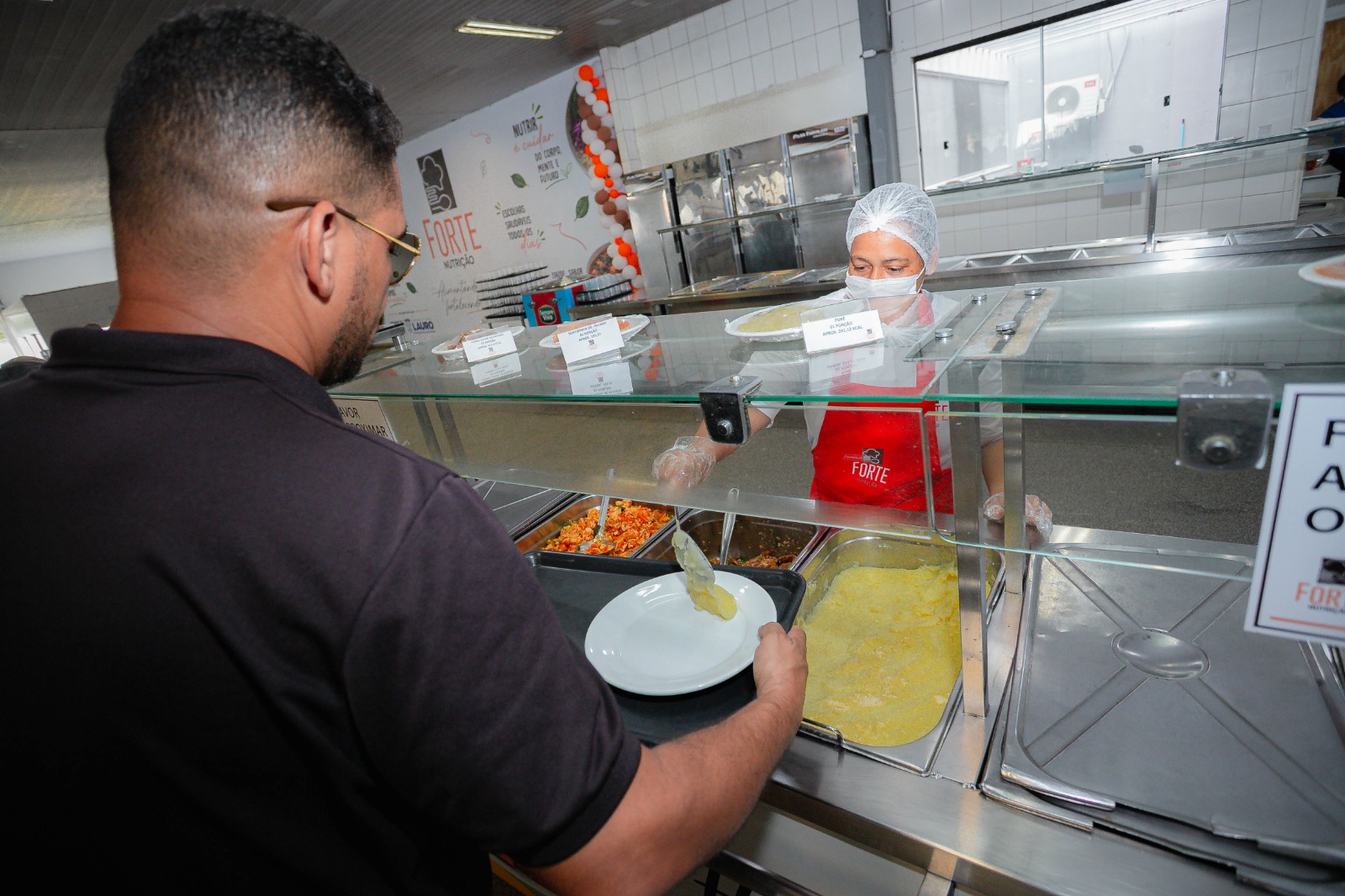 Prefeitura de Lauro de Freitas garante 3 mil refeições gratuitas por dia no Restaurante Popular