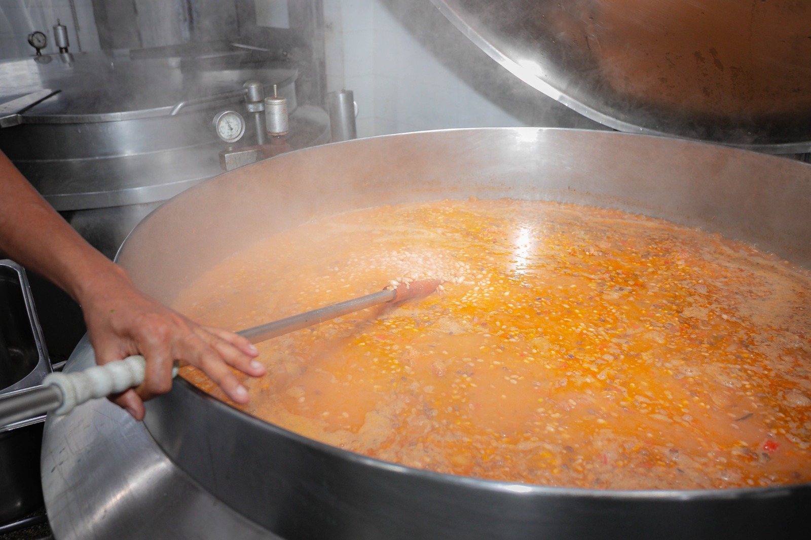 Prefeitura de Lauro de Freitas garante 3 mil refeições gratuitas por dia no Restaurante Popular