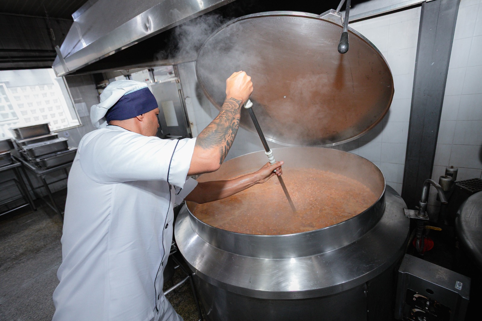 Prefeitura de Lauro de Freitas garante 3 mil refeições gratuitas por dia no Restaurante Popular