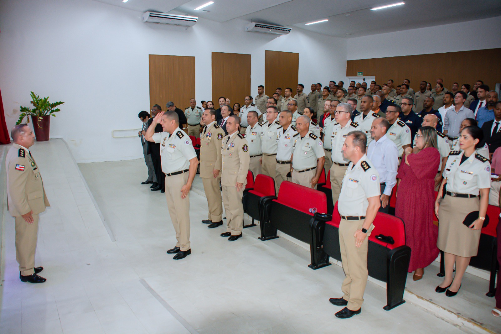 Prefeitura de Lauro de Freitas prestigia cerimônia de passagem de comando da 52ª CIPM