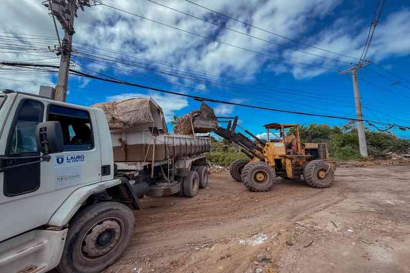prefeitura-inicia-acao-de-limpeza-em-ponto-de-descarte-irregular-de-lixo-em-ipitanga