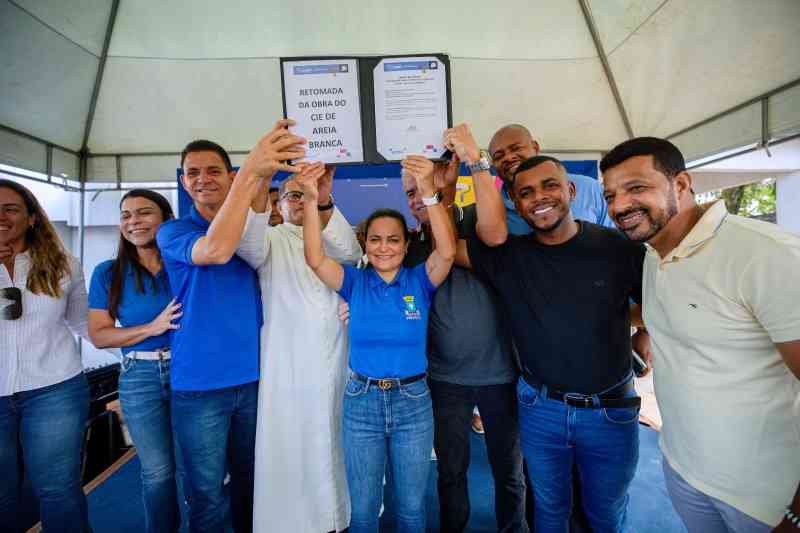 prefeita-assina-ordem-de-servico-para-retomada-das-obras-do-cie-e-populacao-agradece