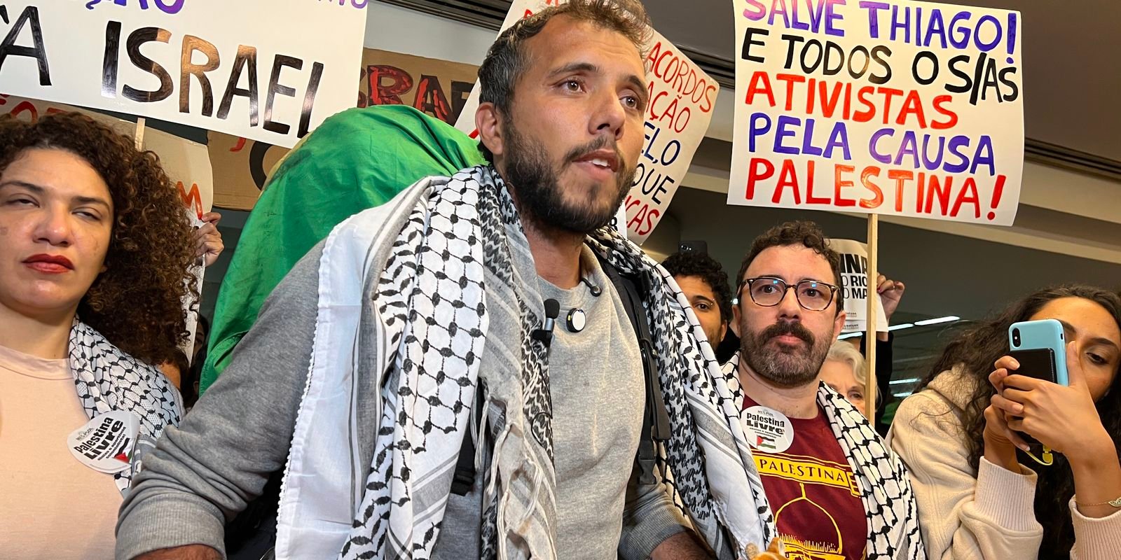 thiago-avila-chega-ao-brasil-e-e-recebido-por-grupo-pro-palestina