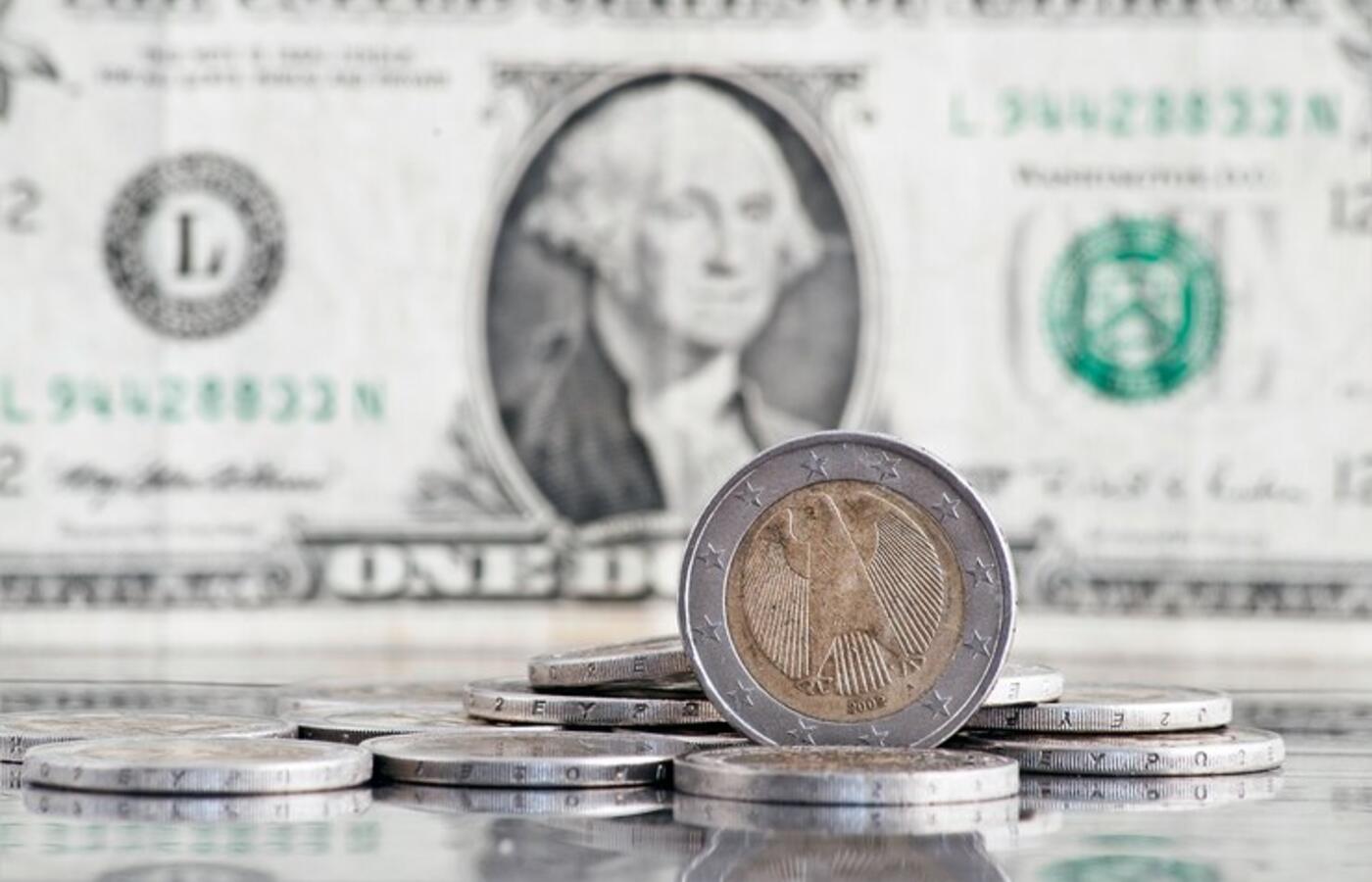 dolar-recua-e-fecha-abaixo-de-r$-5,50,-com-cenario-externo-e-expectativas-sobre-selic
