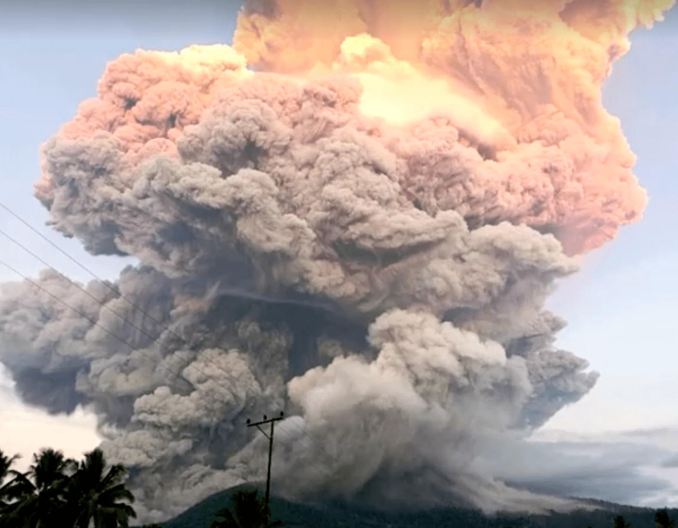 vulcao-entra-em-erupcao-na-indonesia-e-lanca-coluna-de-cinzas-de-11-km-de-altura