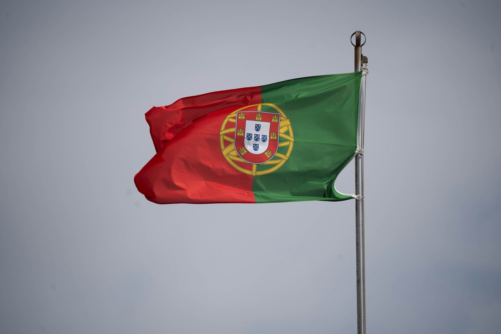 policia-de-portugal-desarticula-grupo-armado-de-extrema-direita-e-prende-seis-pessoas