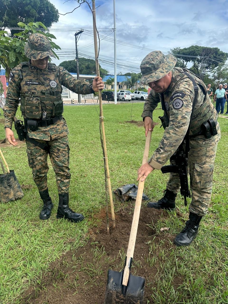 policia-militar-participa-de-plantio-coletivo-de-mudas-no-cab