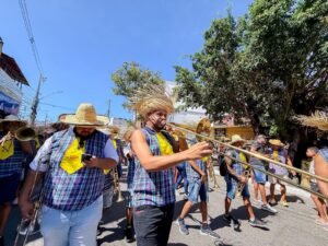Várias famílias nos arrastões juninos no segundo dia de festas de São Pedro.