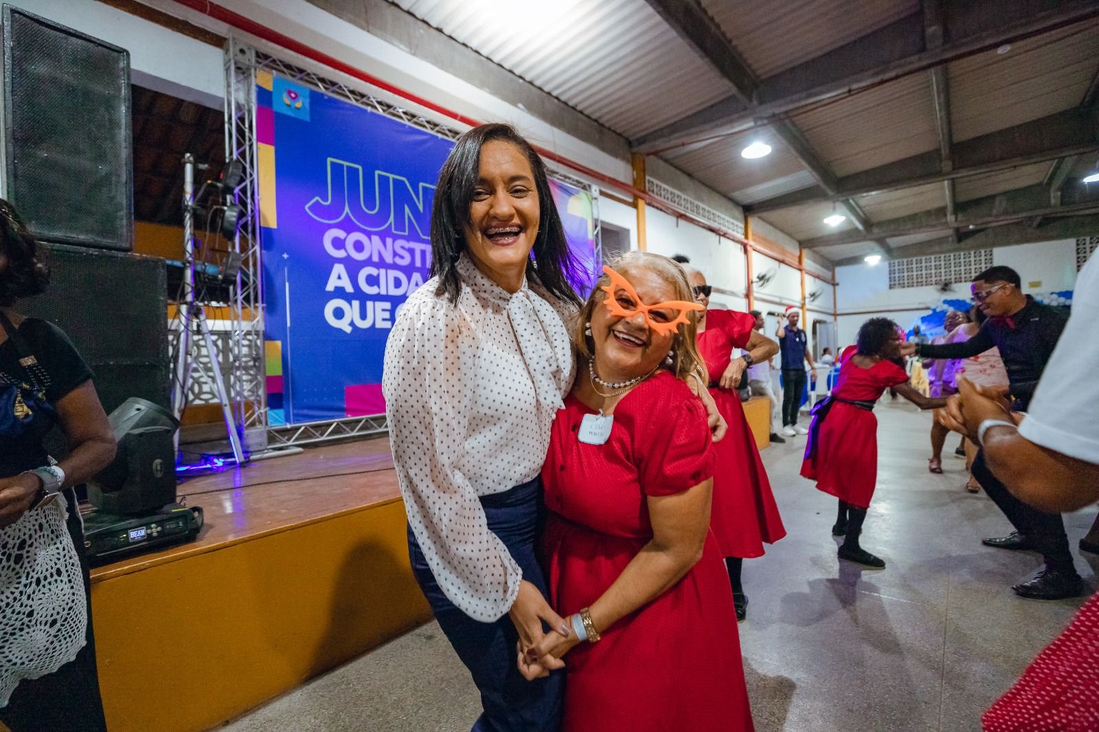 *Baile da Melhor Idade anima idosos atendidos pelos programas sociais do município* Com a proposta de proporcionar um ambiente de puro acolhimento e confraternização, a Prefeitura de Lauro de Freitas, por meio da Secretaria Municipal de Desenvolvimento Social e Cidadania (SEMDESC), realizou com grande sucesso o Baile da Melhor Idade para os idosos atendidos pelos programas sociais do município. O evento aconteceu nesta quarta-feira (10/12), na Associação dos Funcionários Públicos da Bahia, localizada na Avenida Santos Dumont. A programação, preparada especialmente para os idosos, teve início às 17h, com uma recepção calorosa e repleta de carinho. Músicas, reencontros, apresentações culturais e muita dança transformaram o espaço em um verdadeiro salão de baile da terceira idade. Ao lado da equipe do Social, a secretária da pasta, Diana de Souza, deu as boas-vindas aos idosos e ressaltou a importância das ações que promovem o bem-estar e a valorização da terceira idade. “Quero agradecer a cada um de vocês nesta noite especial. Tudo foi feito com muito amor, e nossa equipe não mediu esforços para tornar este evento inesquecível para vocês”, frisou. O vice-prefeito e secretário municipal de Cultura, Lazer, Juventude e Esporte (SECULJE), Mateus Reis, representou a prefeita Débora Regis e fez questão de reforçar o compromisso da gestão com a população idosa do município. “Essa festa linda é uma forma de homenagear vocês da terceira idade, que tanto contribuem para a história e o desenvolvimento da nossa cidade”, ressaltou. A festa ainda contou com o concurso “Idoso Mais Animado da Festa”, que trouxe mais diversão ao baile. Emocionada, dona Nivalda Santos, de 68 anos, expressou a alegria de estar presente no evento. “Que noite linda, estou me sentindo muito feliz ao lado das minhas amigas neste momento de pura felicidade”, declarou. Vestida com um traje vermelho e repleto de adereços coloridos, a idosa Helenildes Espírito Santo, aproveitou cada instante da festa. “Vim para dançar as músicas dos anos 60 e reviver a minha juventude. Esse momento é de muita alegria para mim”, disse. A iniciativa faz parte do calendário de ações da SEMDESC, por meio do Serviço de Convivência e Fortalecimento de Vínculos (SCFV), que tem como objetivo fortalecer a convivência familiar e comunitária, reforçando o compromisso da gestão municipal com a inclusão e o bem-estar da pessoa idosa.