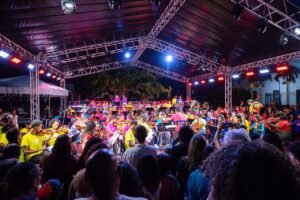 Multirão prestigia abertura do Natal Mágico na Praça da Matriz em Lauro de Freitas