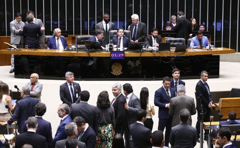 Deputados reunidos no plenário