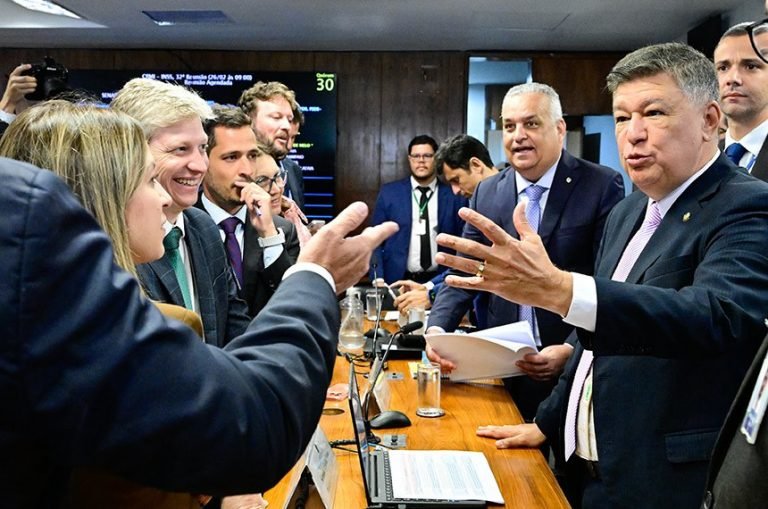 Sob protestos, CPMI aprova quebra de sigilos de filho do presidente Lula - Notícias