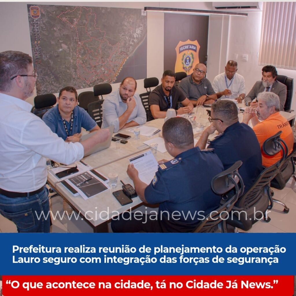 *Prefeitura realiza reunião de planejamento da Operação Lauro Seguro com integração das forças de segurança* A Prefeitura de Lauro de Freitas, por meio da Secretaria Municipal de Segurança, Defesa Civil e Ordem Pública (SSPLF), realizou nesta quarta-feira (11/3) uma reunião de planejamento para alinhar a implementação da Operação Lauro Seguro, um projeto de segurança que envolve a atuação integrada de forças estaduais e órgãos de fiscalização do município. A proposta é estruturar um projeto de segurança e ordenamento urbano envolvendo diferentes órgãos, com ações integradas de fiscalização, policiamento e organização dos espaços públicos nos bairros do município. Para o secretário da SSPLF, Glauber Moraes, a integração entre os setores de segurança será essencial para fortalecer a presença do poder público nas comunidades. “Hoje vamos traçar as considerações finais, porque o objetivo é um só: trazer tranquilidade para a população. Com a atuação conjunta de todos os órgãos, conseguimos coibir irregularidades e fazer com que a ordem pública prevaleça no município”, destacou. Durante as operações, cada instituição atuará dentro de suas atribuições. A Polícia Militar ficará responsável pelo policiamento e pelo apoio às ações de fiscalização, enquanto a Polícia Civil poderá atuar em casos que envolvam investigações ou irregularidades identificadas durante as ações. Já a Guarda Municipal dará suporte na segurança e no acompanhamento das equipes de fiscalização. As operações devem ocorrer uma vez por semana, em bairros previamente definidos após avaliação técnica. A mobilização contará com equipes em viaturas e motocicletas, garantindo presença em diferentes pontos das localidades. As secretarias municipais também terão papel fundamental na ação. A pasta de Desenvolvimento Urbano Sustentável e Ordenamento do Uso do Solo (SEDUR) atuará na fiscalização de obras e estruturas irregulares; a de Meio Ambiente (SEMMA) será responsável por questões ambientais, como descarte irregular de resíduos; e a de Mobilidade Urbana (SEMOB) poderá realizar ações de ordenamento do trânsito, incluindo blitz e fiscalização de irregularidades. Além das fiscalizações, as ações também incluirão a retirada de veículos abandonados nas ruas, verificação de placas instaladas em postes, câmeras sem identificação ou autorização e cabos irregulares, contribuindo para o ordenamento urbano. O secretário esclareceu ainda que, embora a poluição sonora seja uma demanda recorrente, principalmente nos fins de semana, a Operação Lauro Seguro terá foco maior em outras irregularidades que impactam diretamente a organização da cidade. “A poluição sonora é um caso mais pontual, que geralmente acontece nas noites de sexta, sábado e domingo. Essas operações serão realizadas durante a semana justamente para que possamos atuar também em outras irregularidades e reforçar o ordenamento nos bairros”, explicou. A Operação Lauro Seguro faz parte de uma estratégia de reforço da segurança e do ordenamento urbano em Lauro de Freitas, com ações permanentes voltadas para garantir mais tranquilidade e qualidade de vida à população. Participaram do encontro representantes da Polícia Militar da Bahia, da Polícia Civil da Bahia, da Guarda Municipal, além de equipes da SEDUR, SEMMA e SEMOB.
