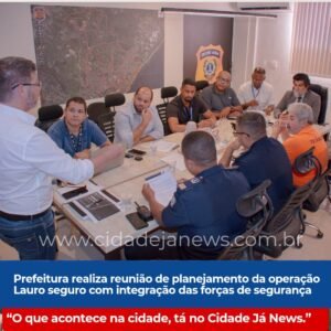 *Prefeitura realiza reunião de planejamento da Operação Lauro Seguro com integração das forças de segurança*

A Prefeitura de Lauro de Freitas, por meio da Secretaria Municipal de Segurança, Defesa Civil e Ordem Pública (SSPLF), realizou nesta quarta-feira (11/3) uma reunião de planejamento para alinhar a implementação da Operação Lauro Seguro, um projeto de segurança que envolve a atuação integrada de forças estaduais e órgãos de fiscalização do município.

A proposta é estruturar um projeto de segurança e ordenamento urbano envolvendo diferentes órgãos, com ações integradas de fiscalização, policiamento e organização dos espaços públicos nos bairros do município. Para o secretário da SSPLF, Glauber Moraes, a integração entre os setores de segurança será essencial para fortalecer a presença do poder público nas comunidades. “Hoje vamos traçar as considerações finais, porque o objetivo é um só: trazer tranquilidade para a população. Com a atuação conjunta de todos os órgãos, conseguimos coibir irregularidades e fazer com que a ordem pública prevaleça no município”, destacou.

Durante as operações, cada instituição atuará dentro de suas atribuições. A Polícia Militar ficará responsável pelo policiamento e pelo apoio às ações de fiscalização, enquanto a Polícia Civil poderá atuar em casos que envolvam investigações ou irregularidades identificadas durante as ações. Já a Guarda Municipal dará suporte na segurança e no acompanhamento das equipes de fiscalização.

As operações devem ocorrer uma vez por semana, em bairros previamente definidos após avaliação técnica. A mobilização contará com equipes em viaturas e motocicletas, garantindo presença em diferentes pontos das localidades.

As secretarias municipais também terão papel fundamental na ação. A pasta de Desenvolvimento Urbano Sustentável e Ordenamento do Uso do Solo (SEDUR) atuará na fiscalização de obras e estruturas irregulares; a de Meio Ambiente (SEMMA) será responsável por questões ambientais, como descarte irregular de resíduos; e a de Mobilidade Urbana (SEMOB) poderá realizar ações de ordenamento do trânsito, incluindo blitz e fiscalização de irregularidades.

Além das fiscalizações, as ações também incluirão a retirada de veículos abandonados nas ruas, verificação de placas instaladas em postes, câmeras sem identificação ou autorização e cabos irregulares, contribuindo para o ordenamento urbano.

O secretário esclareceu ainda que, embora a poluição sonora seja uma demanda recorrente, principalmente nos fins de semana, a Operação Lauro Seguro terá foco maior em outras irregularidades que impactam diretamente a organização da cidade. “A poluição sonora é um caso mais pontual, que geralmente acontece nas noites de sexta, sábado e domingo. Essas operações serão realizadas durante a semana justamente para que possamos atuar também em outras irregularidades e reforçar o ordenamento nos bairros”, explicou.

A Operação Lauro Seguro faz parte de uma estratégia de reforço da segurança e do ordenamento urbano em Lauro de Freitas, com ações permanentes voltadas para garantir mais tranquilidade e qualidade de vida à população.

Participaram do encontro representantes da Polícia Militar da Bahia, da Polícia Civil da Bahia, da Guarda Municipal, além de equipes da SEDUR, SEMMA e SEMOB.