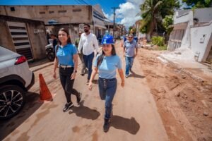 Prefeita Débora Regis fiscaliza obras de microdrenagem no Santa Bárbara, em Itinga
