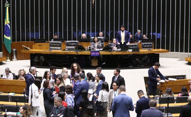 Discussão e votação de propostas legislativas.