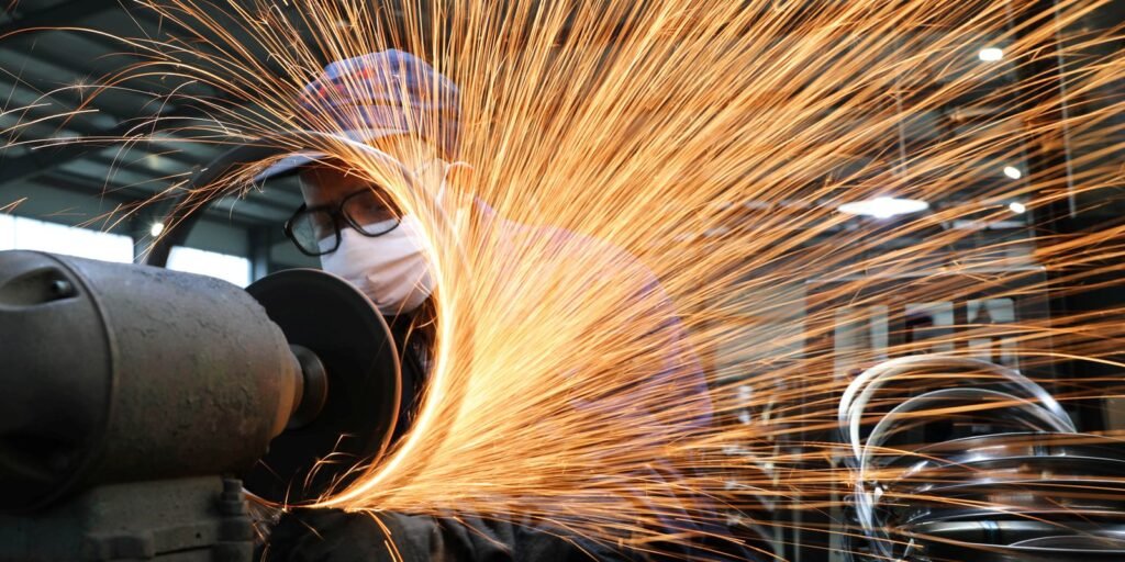 Pouco mais da metade das indústrias planeja investir em 2026