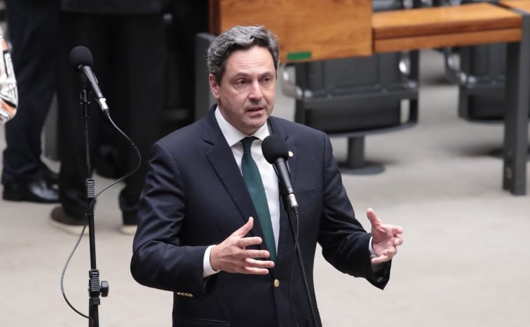 Projeto proíbe entrada e residência de estrangeiros sem documentação no Brasil - Notícias