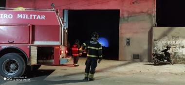 Bombeiros do 17º BBM combatem incêndio em galpão de pneus em Barreiras | SSP