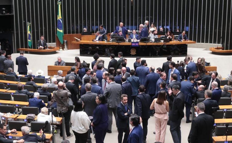 Discussão e votação de propostas legislativas.