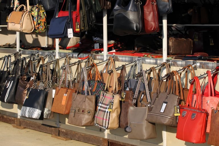 Várias bolsas penduradas em uma loja