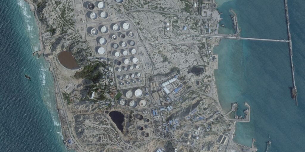 Irã incendeia petroleiro gigante perto de Dubai após alertas de Trump