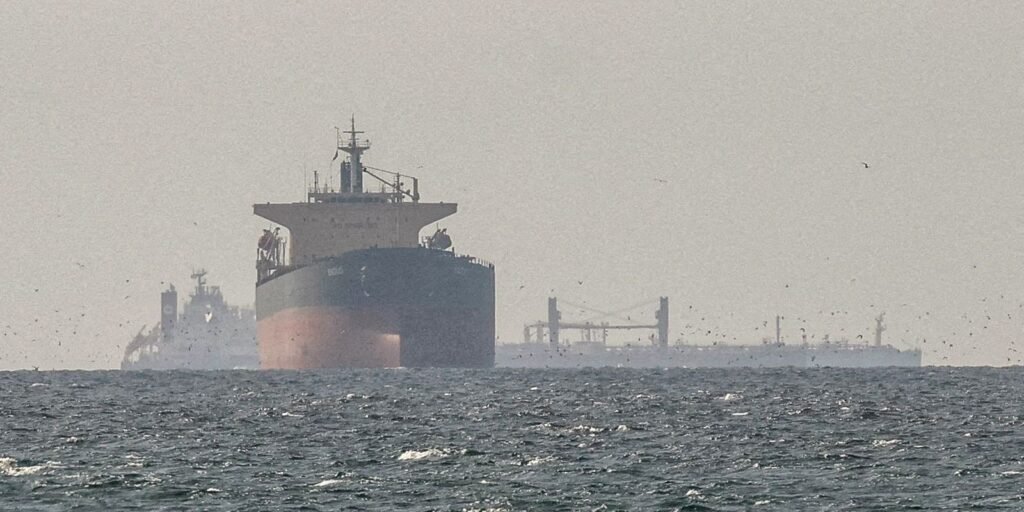 Irã nega passagem de navios dos EUA por Ormuz e petróleo dispara